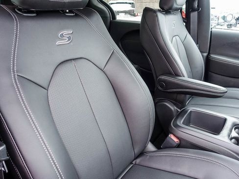 New 2026 Chrysler Pacifica Select image 26