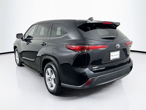Certified 2022 Toyota Highlander LE image 2