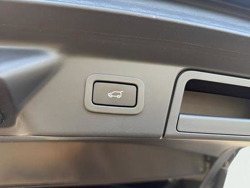 Used 2019 Land Rover Range Rover Velar R-Dynamic SE image 9