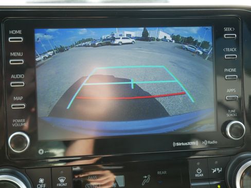 Used 2021 Toyota Highlander XLE AWD/4WD image 33
