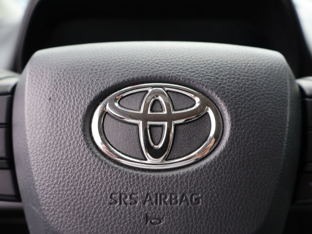 Used 2024 Toyota Sienna LE FWD image 25