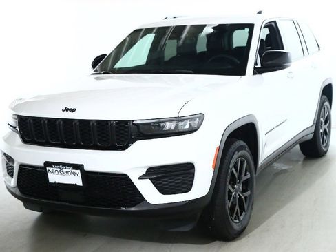 Used 2025 Jeep Grand Cherokee Altitude image 4