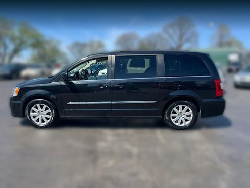 Used 2016 Chrysler Town & Country Touring image 2
