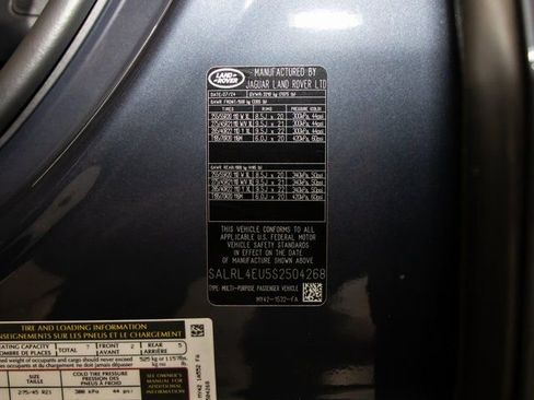 Certified 2025 Land Rover Discovery Dynamic SE image 23