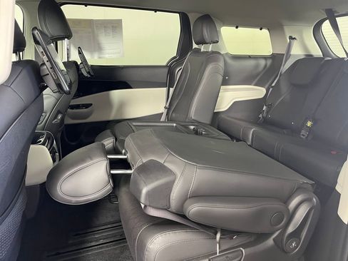 Used 2024 Kia Carnival SX image 12