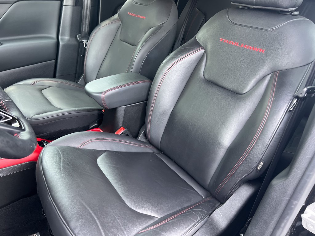 Used 2022 Jeep Renegade Trailhawk AWD/4WD image 11