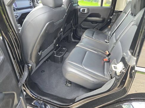 Used 2024 Jeep Wrangler Unlimited Sahara w/ Technology Group AWD/4WD image 18