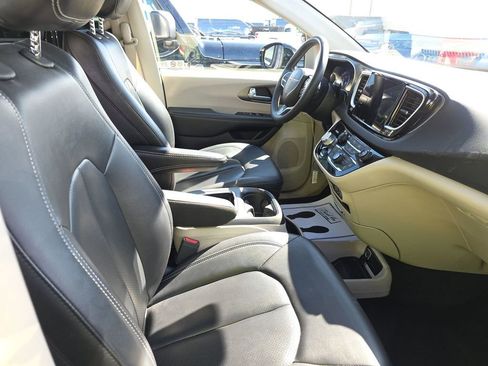 Used 2024 Chrysler Pacifica Touring-L FWD image 10