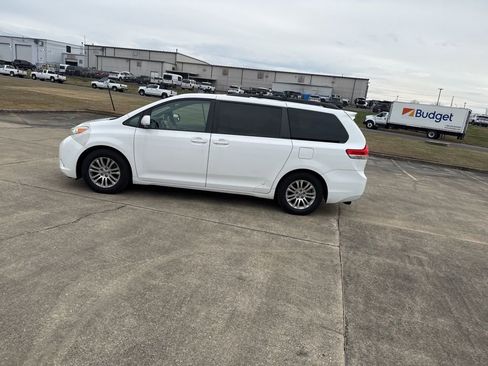 Used 2013 Toyota Sienna XLE image 9