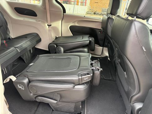 Used 2024 Chrysler Pacifica Touring-L image 14