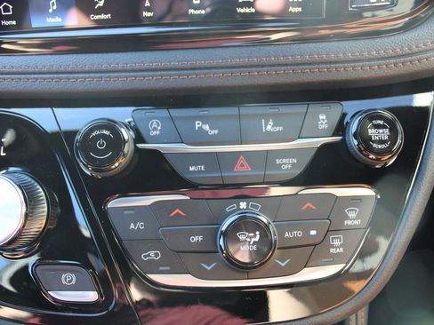 New 2026 Chrysler Pacifica Pinnacle image 23