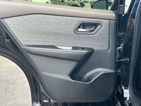 Used 2023 Nissan Rogue SV image 16