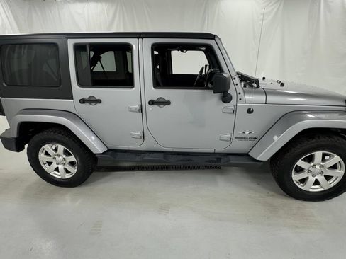 Used 2018 Jeep Wrangler Unlimited Sahara w/ Connectivity Group AWD/4WD image 2