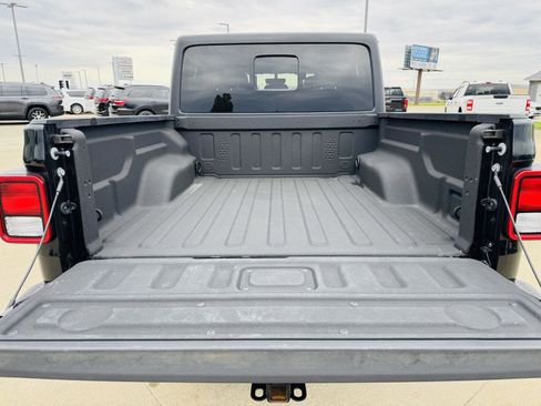Used 2022 Jeep Gladiator Overland w/ Popular Equipment Package AWD/4WD image 23