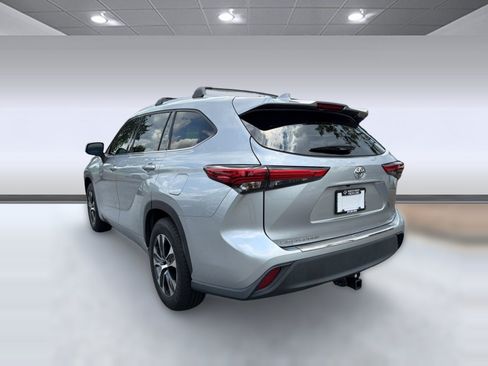 Used 2020 Toyota Highlander XLE FWD image 3