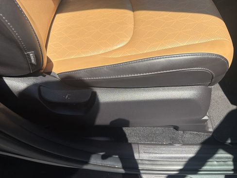 Used 2024 Kia Carnival LX FWD image 41