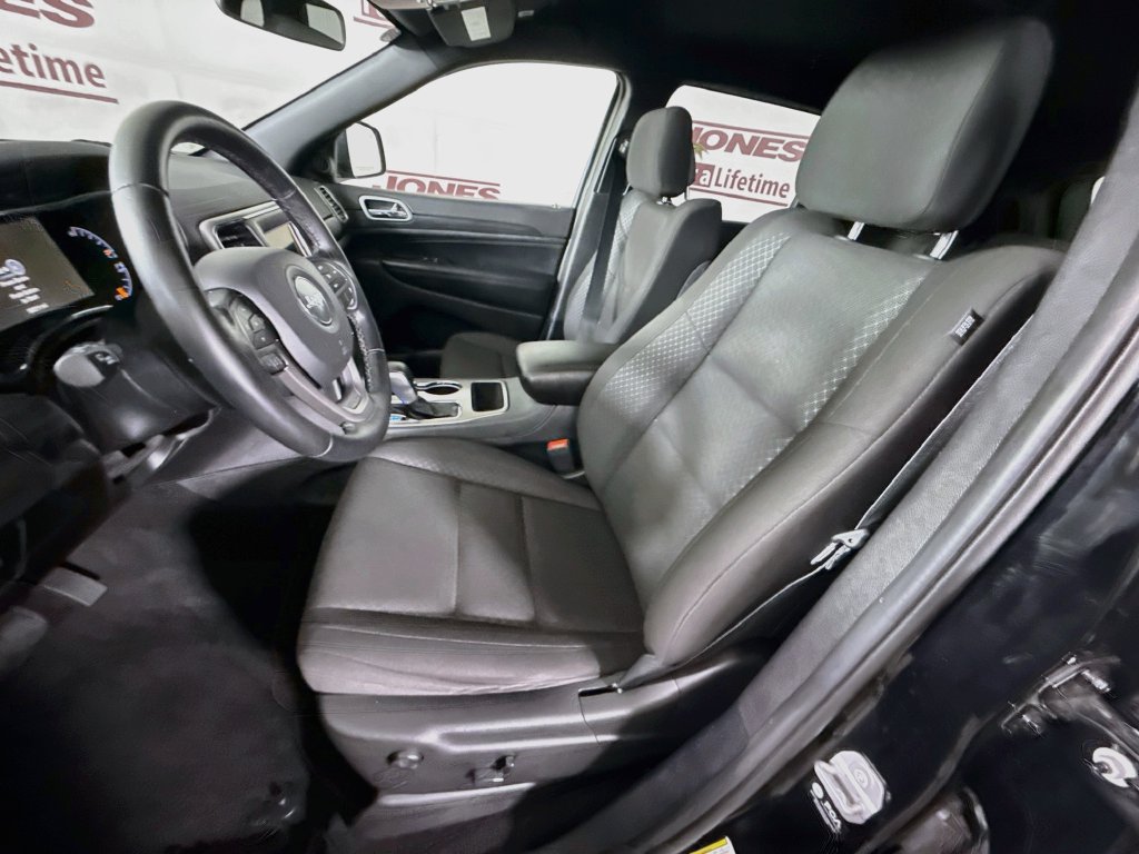 Used 2021 Jeep Grand Cherokee Laredo AWD/4WD image 24