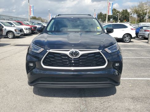 Used 2025 Toyota Highlander XLE image 2