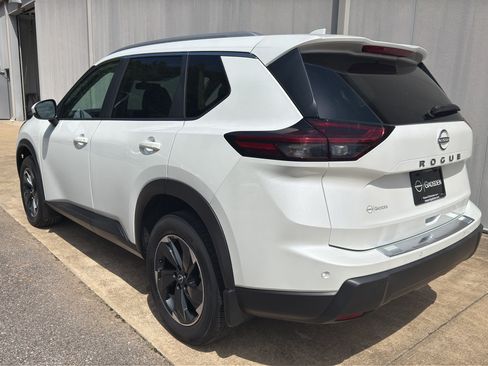 Certified 2025 Nissan Rogue SV w/ SV Premium Package FWD image 5