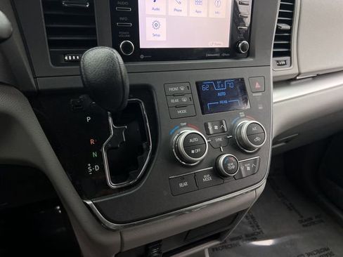 Used 2018 Toyota Sienna LE image 24