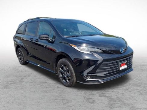 Certified 2025 Toyota Sienna XLE Woodland Edition AWD/4WD image 3