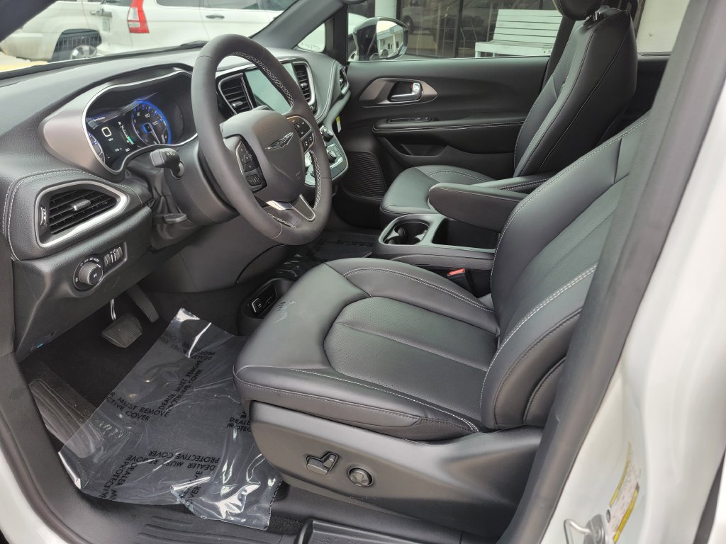 Used 2026 Chrysler Pacifica Select FWD image 11