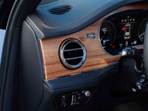 Used 2023 Bentley Bentayga image 26