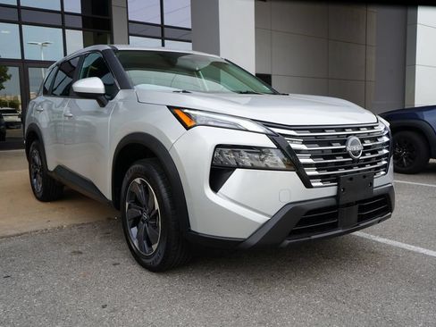 Used 2025 Nissan Rogue SV FWD image 2
