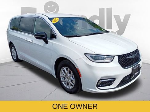 Used 2025 Chrysler Pacifica Select FWD image 3