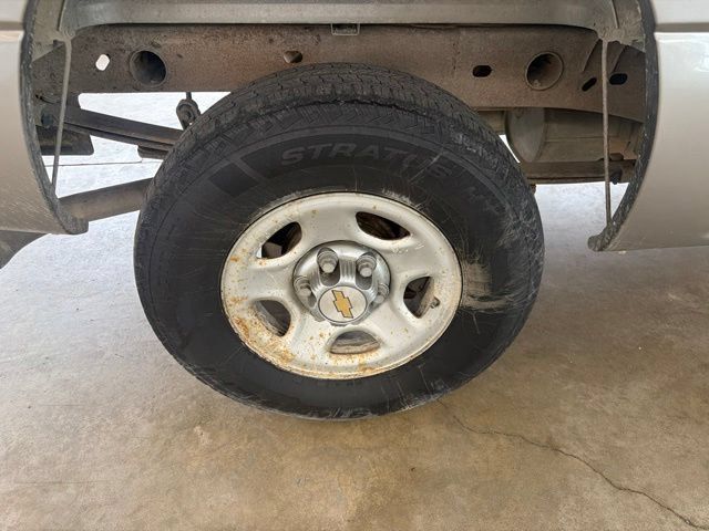 Used 2001 Chevrolet Silverado 1500 LS w/ Firm Ride Suspension Pkg AWD/4WD image 15