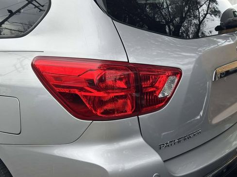 Used 2019 Nissan Pathfinder S image 11