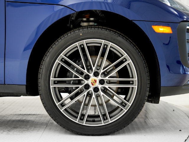 Certified 2026 Porsche Macan AWD/4WD image 30