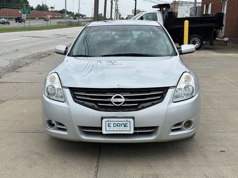 Used 2011 Nissan Altima 3.5 SR w/ 3.5SR Premium Pkg FWD image 2