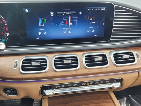 Used 2025 Mercedes-Benz GLS 450 4MATIC image 23