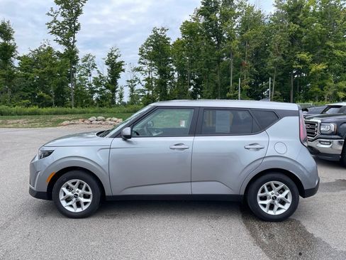 Used 2025 Kia Soul LX w/ LX Technology Package FWD image 3