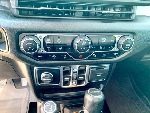 Used 2024 Jeep Gladiator Sport AWD/4WD image 37