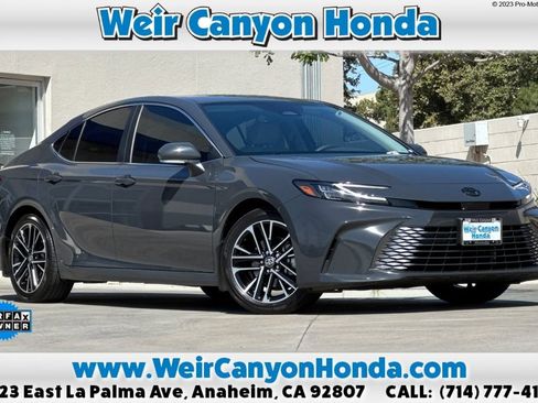 Used 2025 Toyota Camry XLE FWD image 1