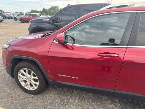 Used 2016 Jeep Cherokee Latitude w/ Cold Weather Group AWD/4WD image 16