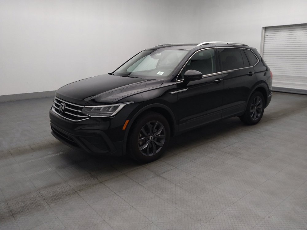 Used 2023 Volkswagen Tiguan SE w/ Panoramic Sunroof Package FWD image 2
