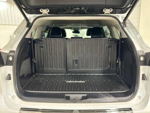 Used 2022 Toyota Highlander XLE AWD/4WD image 30