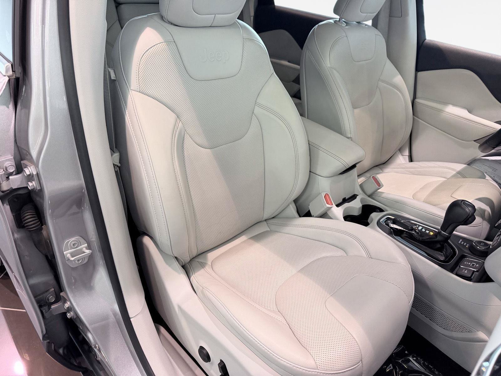 Used 2019 Jeep Cherokee Limited AWD/4WD image 30