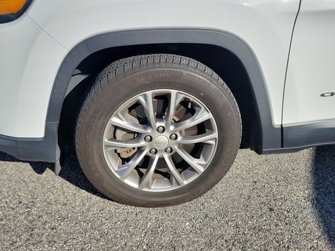 Used 2020 Jeep Cherokee Latitude Plus w/ Cold Weather Group FWD image 30