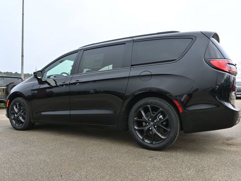New 2026 Chrysler Pacifica Select image 2