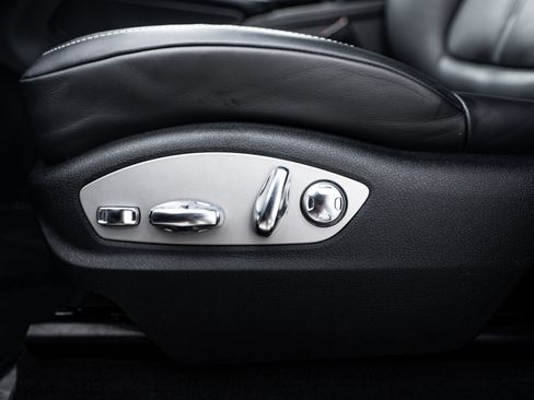 Certified 2023 Porsche Macan Turbo image 20