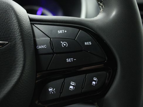 Used 2022 Chrysler Pacifica Touring-L w/ Uconnect Theater Family Group FWD image 23