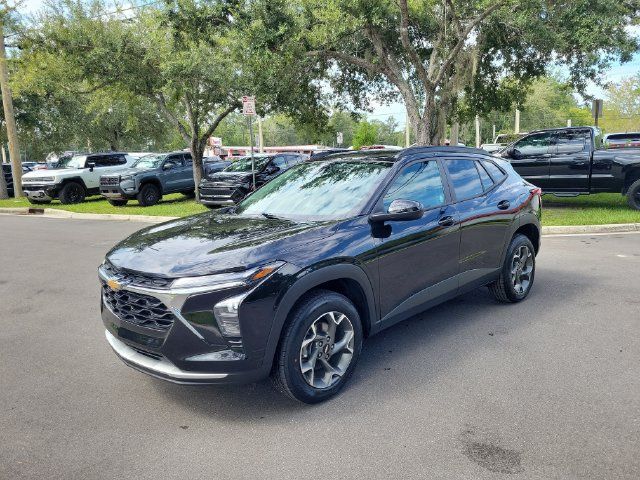 Used 2025 Chevrolet Trax LT w/ Driver Confidence Package FWD image 4