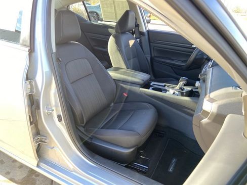 Used 2024 Nissan Altima 2.5 SV image 19