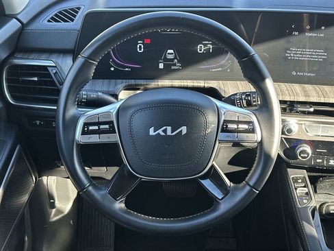 Used 2024 Kia Telluride EX w/ EX Captain's Chair Package image 19