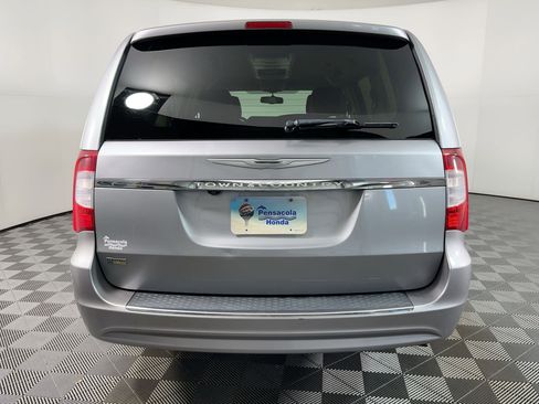 Used 2014 Chrysler Town & Country Touring image 8