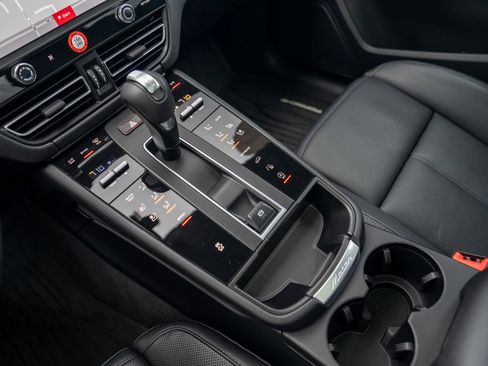 Certified 2025 Porsche Macan AWD/4WD image 20